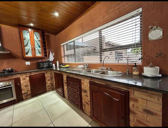 4 BEDROOM HOUSE FOR SALE IN DALPARK EXT 1